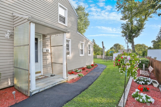 Building Photo - 82 Garden Dr