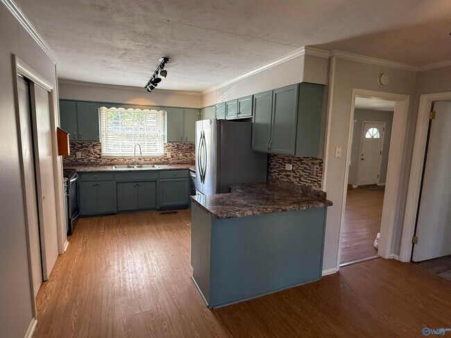 Building Photo - 300 McAlpine Dr SE