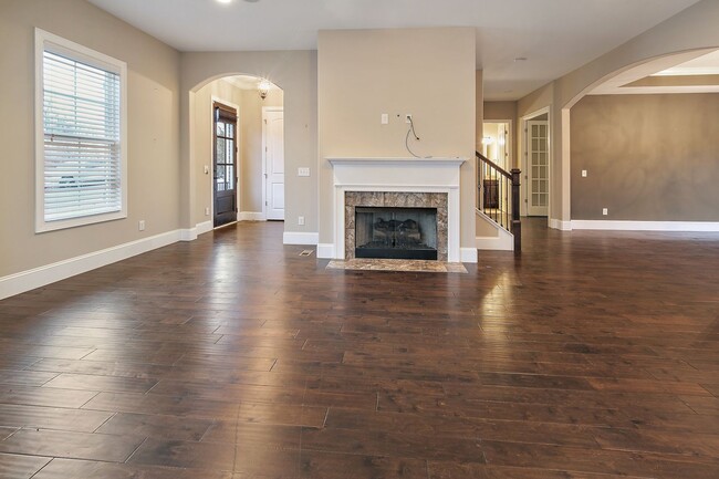 Building Photo - Beautiful 4 Bed, 3 Bath w/ Bonus Room Loca...