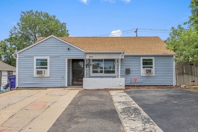 Building Photo - $2,850 - 3 Bed, 2 Bath Updated Home in Den...