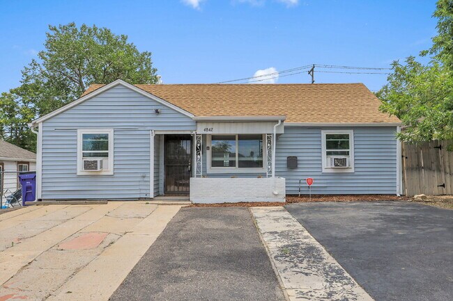 Foto del edificio - $2,850 - 3 Bed, 2 Bath Updated Home in Den...