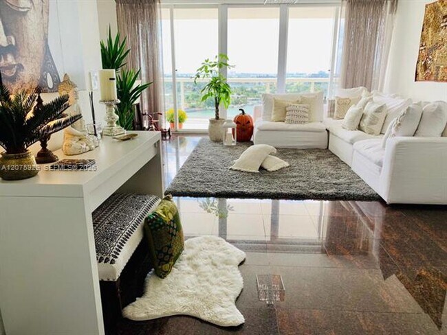 Foto del edificio - 6301 Collins Ave