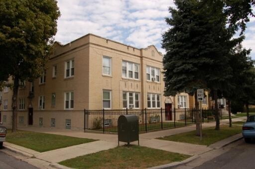 Primary Photo - 4956 W Belden Ave