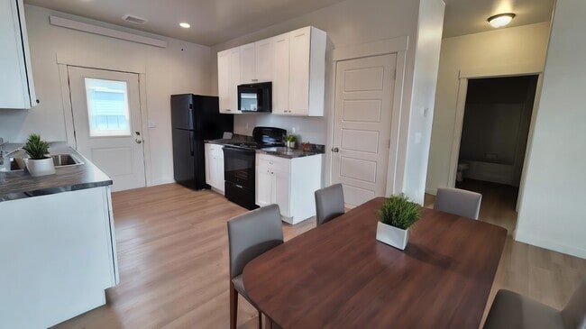 Building Photo - Manchester United Patio Homes