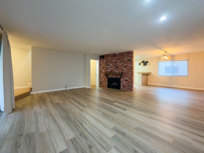 Foto del edificio - Spacious 4BR with Bonus Room in Cabrini Villas!