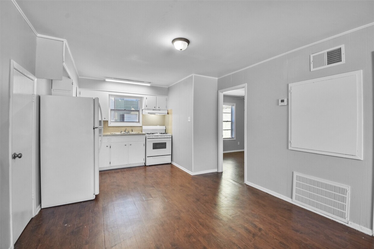 Primary Photo - 1507 Broadmoor Dr