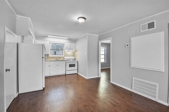 Building Photo - 1511 Broadmoor Dr