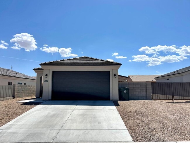 Building Photo - Great 3 Bedroom Home near Hualapai School!