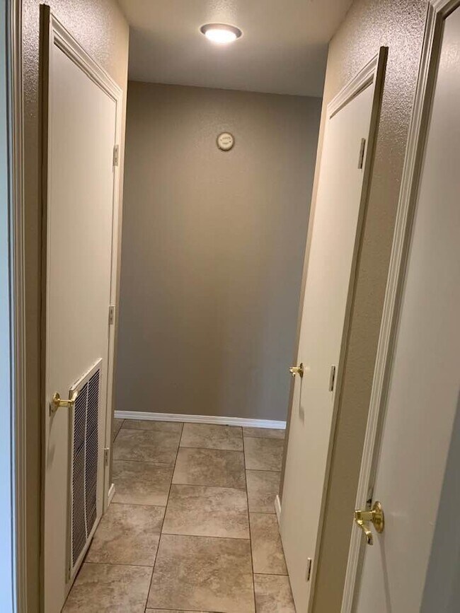 Building Photo - 2 bedroom 1 bath house-central heat and air