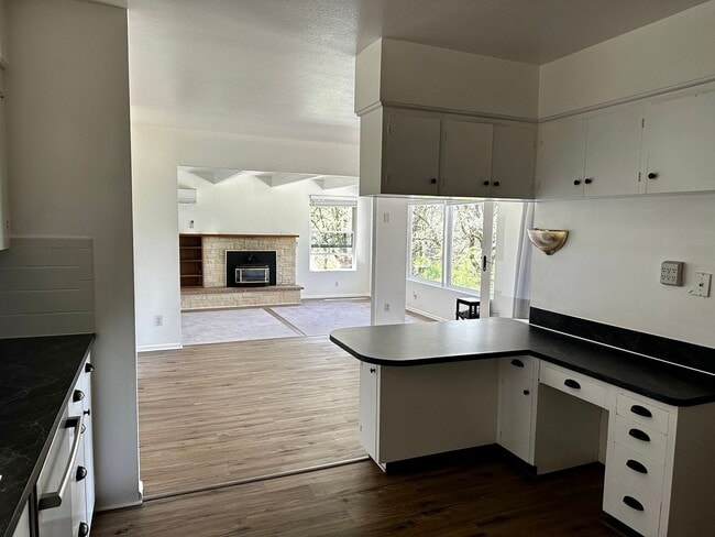 Building Photo - Amazing Country Home 4 bed, 2 bath with Ga...
