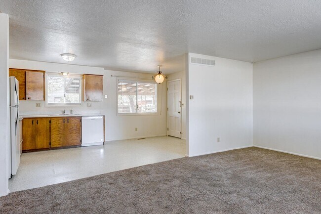 Building Photo - Charming 2 Bedroom Duplex with Bonus room ...