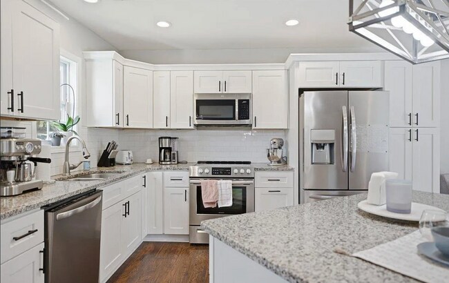 Building Photo - Contemporary Elegance Meets Greenville Convenience