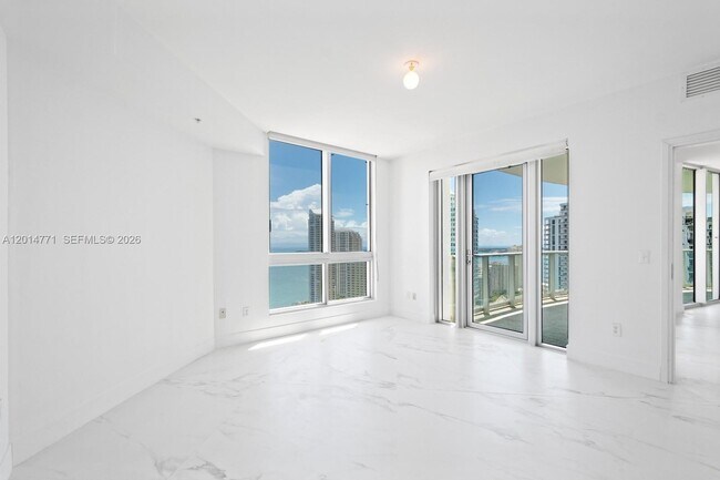 Foto del edificio - 300 S Biscayne Blvd