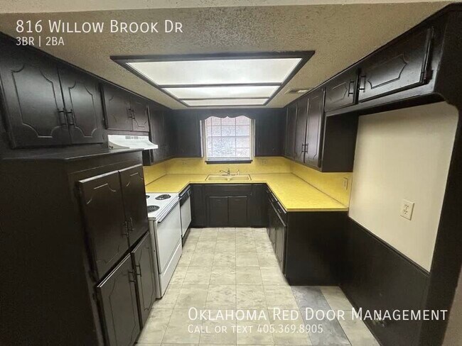 Foto del edificio - 816 Willow Brook Dr