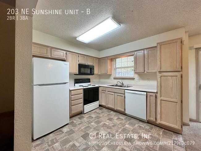 Building Photo - 203 NE Sunshine St