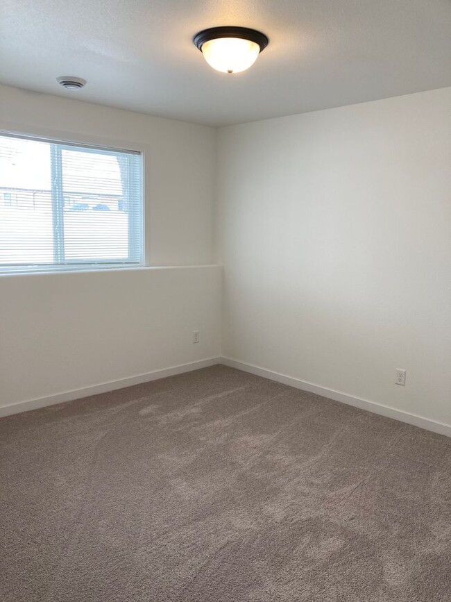 Building Photo - 4 Bed 3 Bath Twin Home