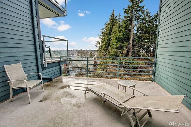 Building Photo - 4425 Greenwood Ave N