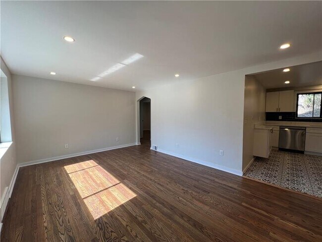 Foto del edificio - 658 Fort Couch Rd