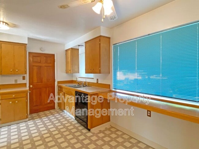 Foto del edificio - 1832 NW Garryanna St