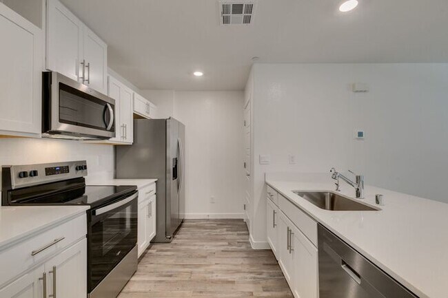 Foto del edificio - Beautiful New 3 Bed / 2.5 Bath Townhome 89178