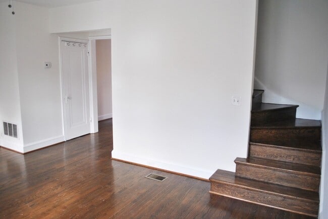 Photo - Georgetown near GT Medstar Hospital, Chic Rowhouse 5br/3Ba w/Yard, Deck. 2 Car Parking