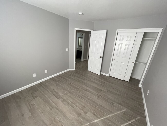 Building Photo - 2800 E Valley Oaks Dr