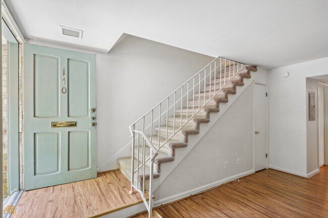 Foto del edificio - 140 Amherst Pl NW