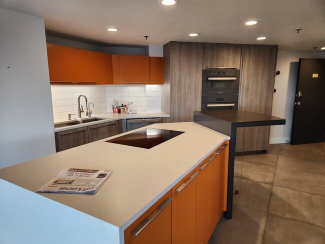 Building Photo - 100 Park Ave W