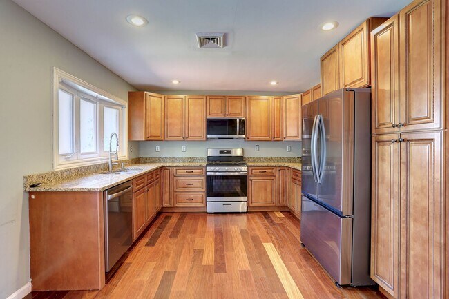 Foto del edificio - 4 Bedroom 2 Bath Hanover Home w- 2-Car Gar...