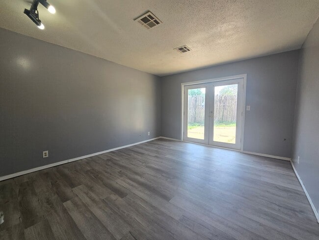 Foto del edificio - 3 Bedroom 1.5 Bath and 2 Garage home in Shawnee!
