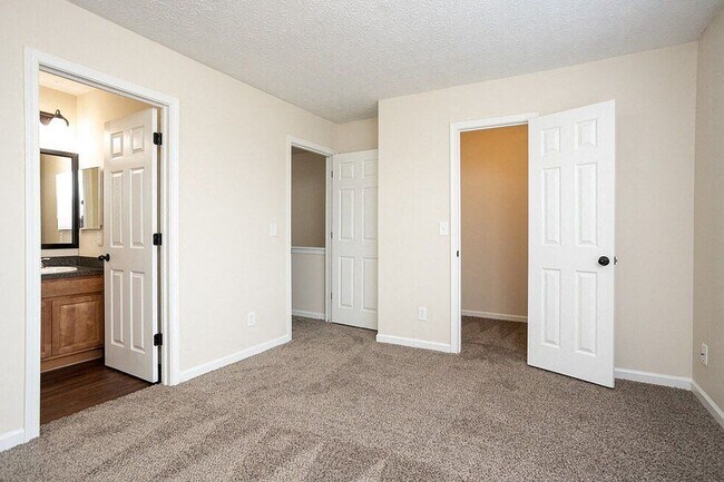 Foto del edificio - 5591 Rustling Way Ln