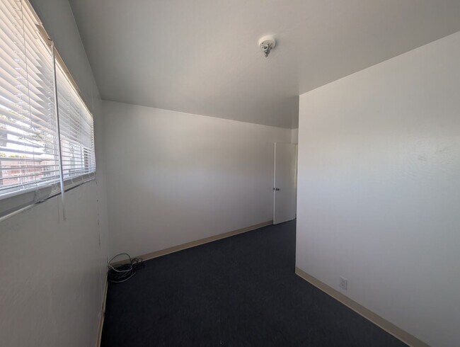 Foto del edificio - Comfortable one bedroom unit, convenient location to shopping and transportation