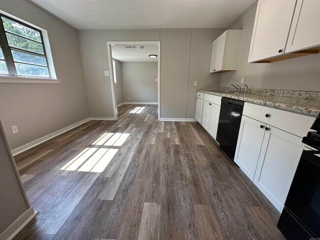 Building Photo - 710 Dalewood