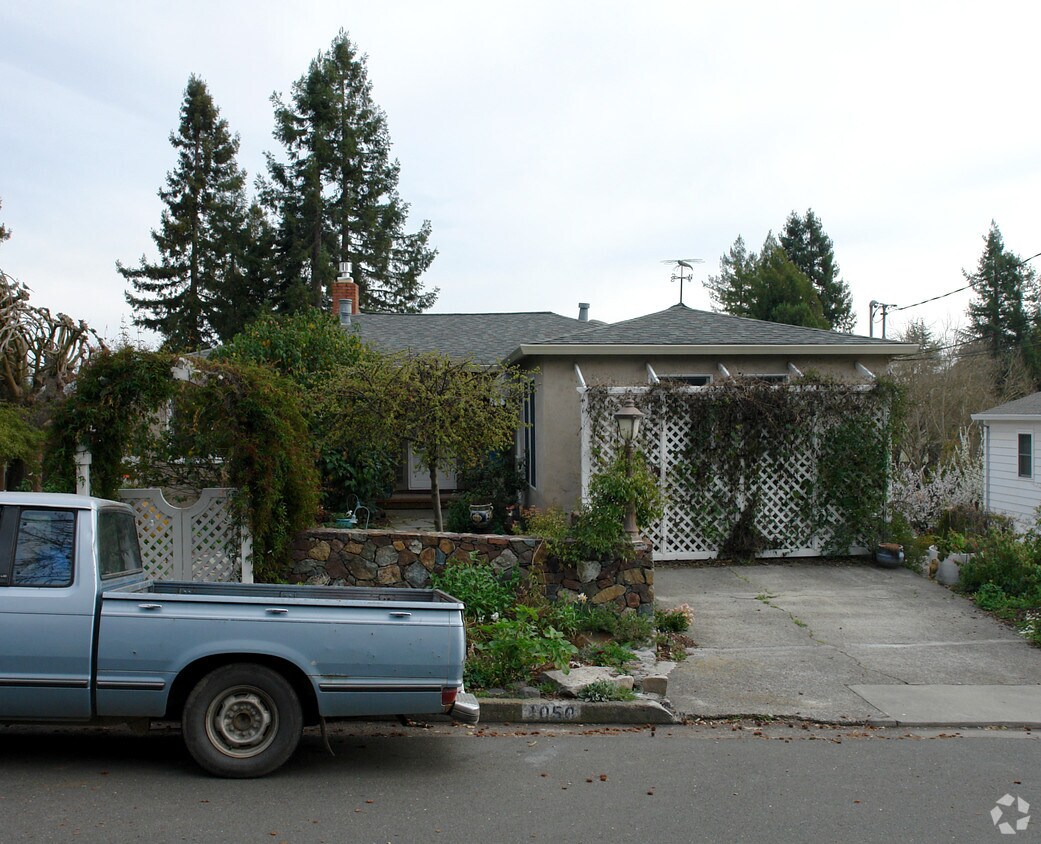Building Photo - 1050-1050A Danbeck Ave