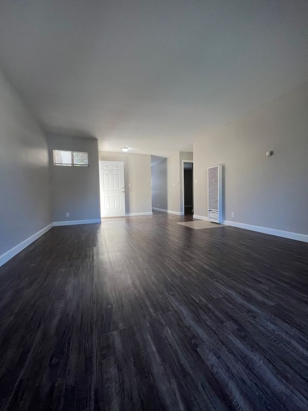 Foto del edificio - 3401 Hillsborough Dr