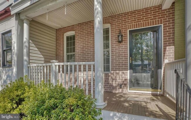 Building Photo - Amazingly renovated 3bd 2.5bth rarely avai...