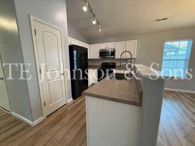 Foto del edificio - Modern Comfort with Vaulted Ceilings & Garage in Winston-Salem