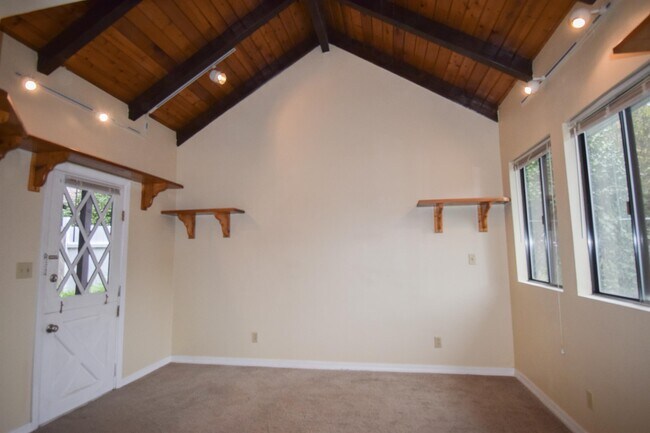 Building Photo - 304 NE 55th Ave