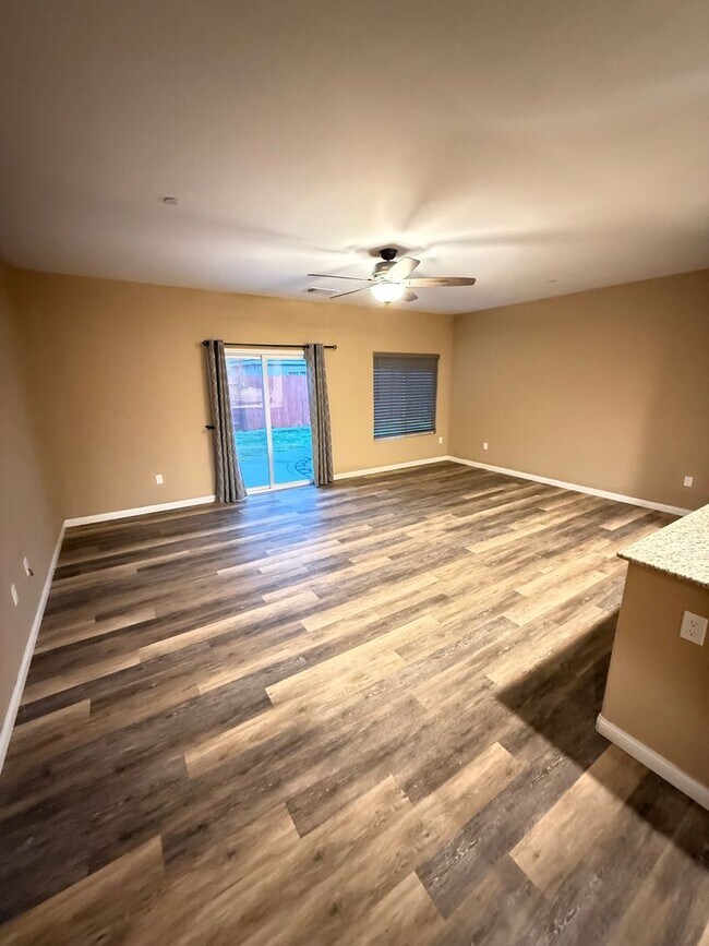Foto del edificio - Modern 3-Bedroom Home in Southwest Bakersf...