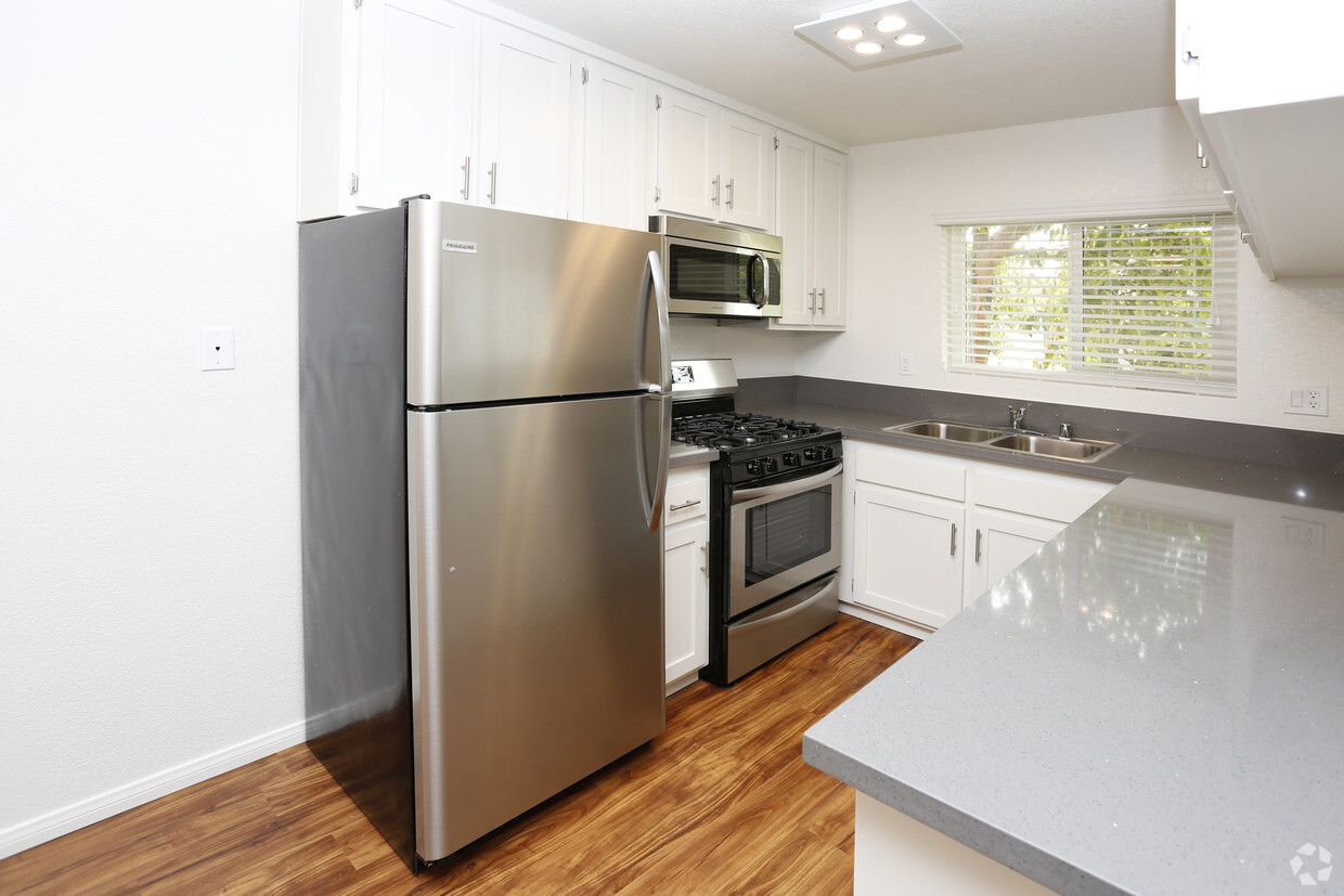 2BD, 2BA - 950 SF Stainless Steel Appliances - Palm Villas Apartments