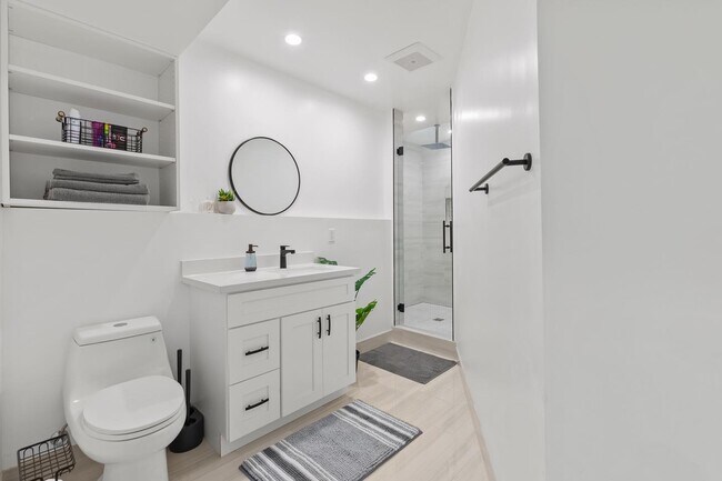 Baño - 6036 W 75th St