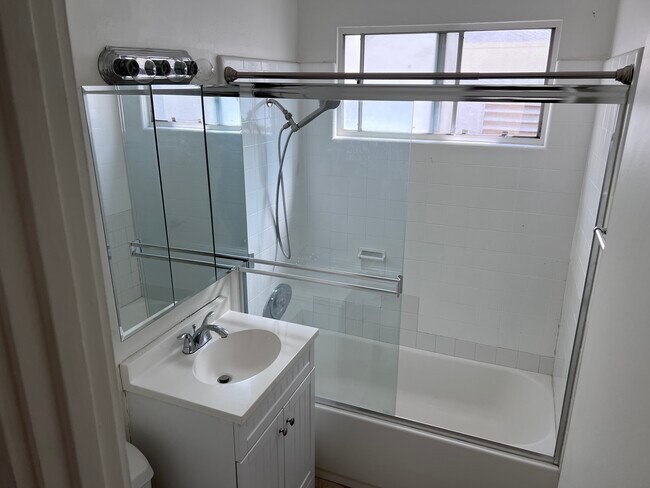 Baño - 324 E Santa Anita Ave