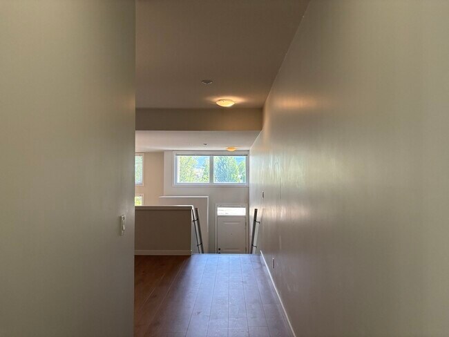 Photo du bâtiment - 1550 Dickson Ave