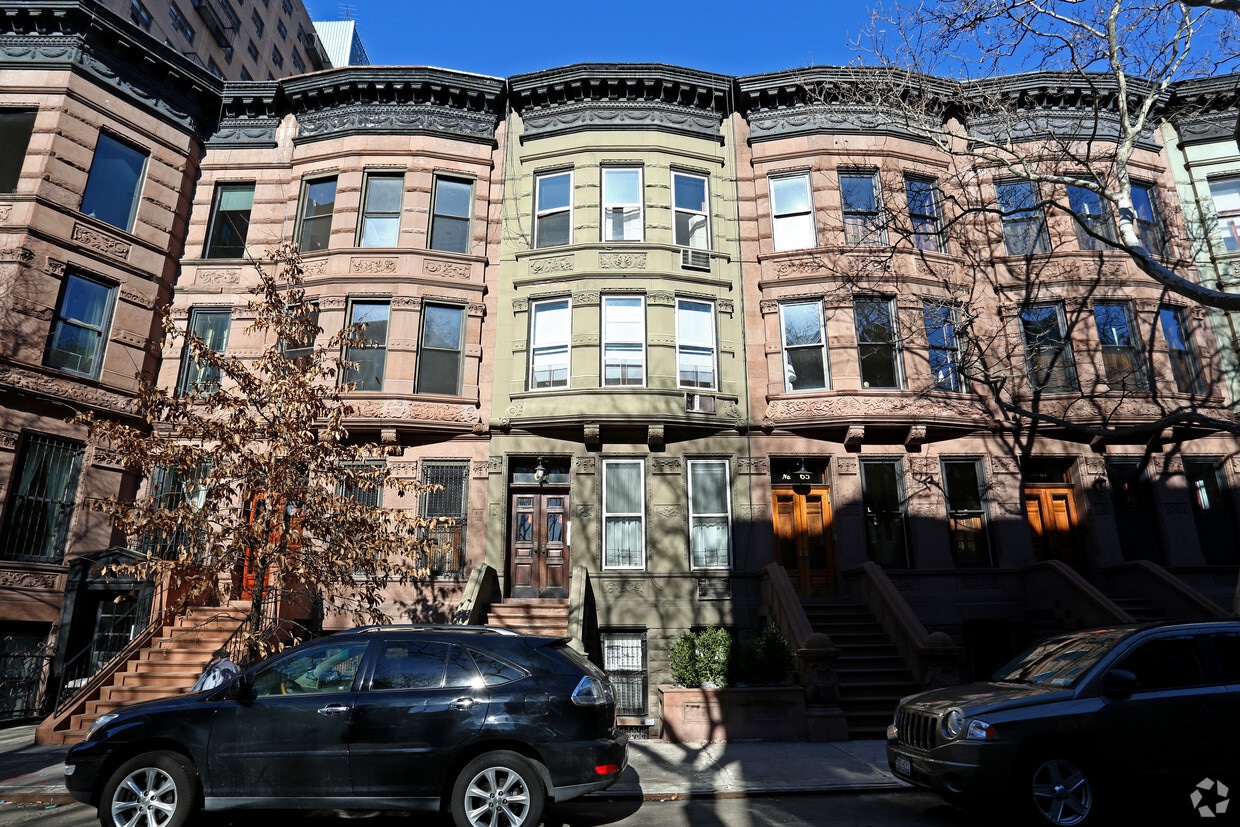 Building Photo - 67 W 89th St