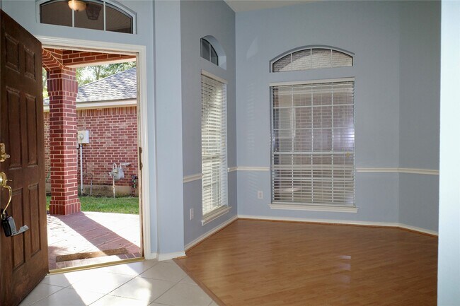 Foto del edificio - 1506 Rogers Lake Ln