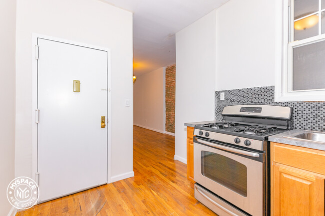 Building Photo - 1327 Halsey St