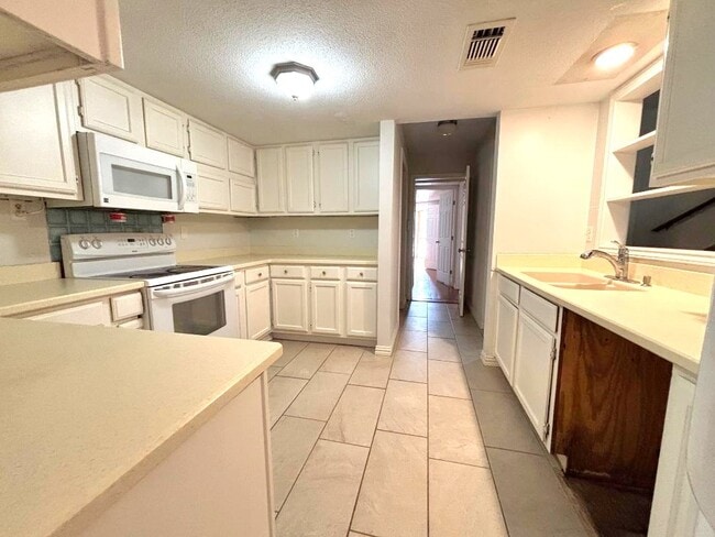 Building Photo - 406 Bowie St