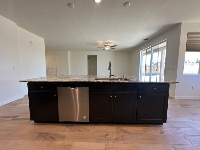 Building Photo - Newly built SE Visalia home available now ...