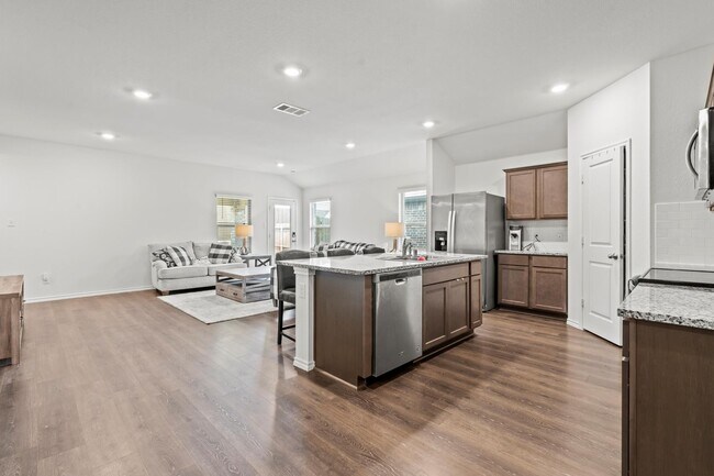 Foto del edificio - 4 bedrooms, 3 full bathrooms with a study!...