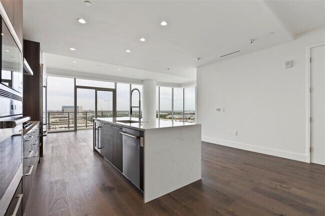 Foto del edificio - 7901 Windrose Ave